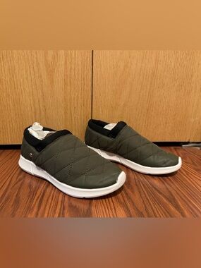 NEW London Fog Kelsie Quilted Slip On Sneakers Olive Green size 7.5